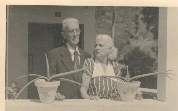 Sus padres, Oscar y Matilde