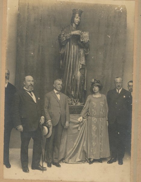 Personajes junto a estatua de Isabel la Católica